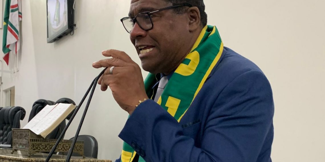 Prefeitura de Feira compra mais de R$57 mil de água mineral, enquanto quadras esportivas permanecem fechadas no município