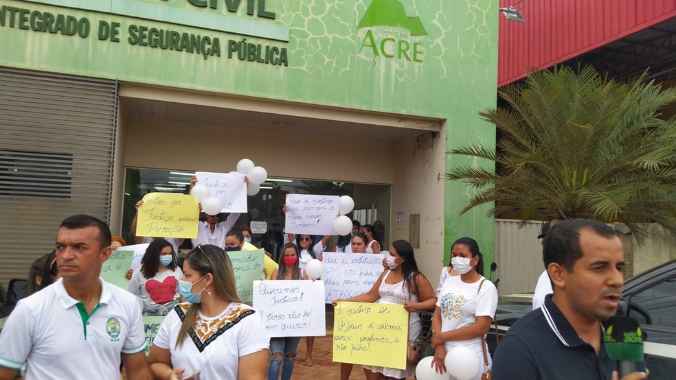 Amigos de estudante de medicina baleado em briga com trisal no AC protestam em frente a delegacia