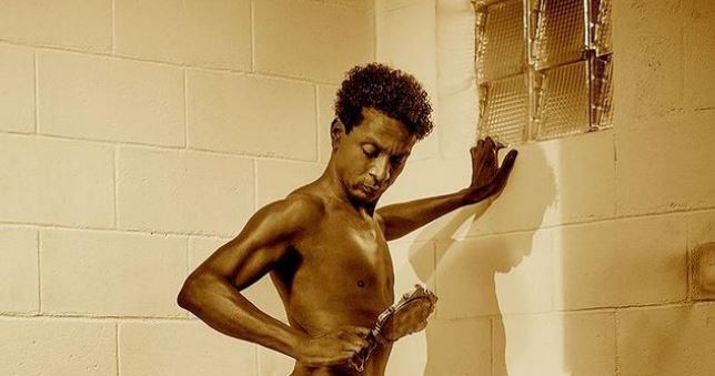 Ator Luis Miranda ‘causa’ na web com foto nu usando salto alto, aos 52 anos