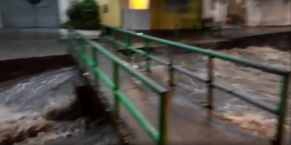Veja vídeos; Chuvas criam verdadeiro rio em Feira de Santana; Córrego transbordou com forte correnteza trazendo risco a população