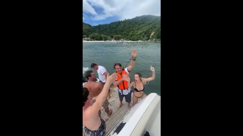 Bolsonaro aparece dançando funk em lancha; Assista ao vídeo