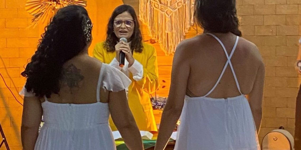 Pastora batista celebra cerimônia de casamento de duas mulheres: