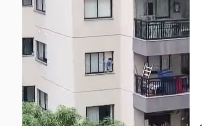 Moradores de condomínio entram em desespero com criança pendurada em janela; Veja vídeo