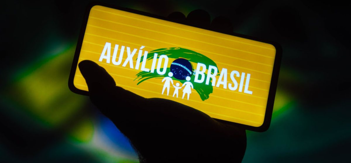 BRAZIL - 2021/11/11: In this photo illustration a Auxílio Brasil logo is seen displayed on a smartphone screen. (Photo Illustration by Rafael Henrique/SOPA Images/LightRocket via Getty Images)