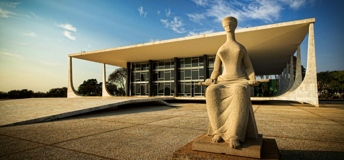 Escultura A Justiça obra de Alfredo Ceschiatti de 1961 diante do STF Supremo Tribunal Federal - sede do Poder Judiciário  Local: Brasília DF Brasil Data: 201609 Código: 01ADR039 Autor: Adriano Kirihara
