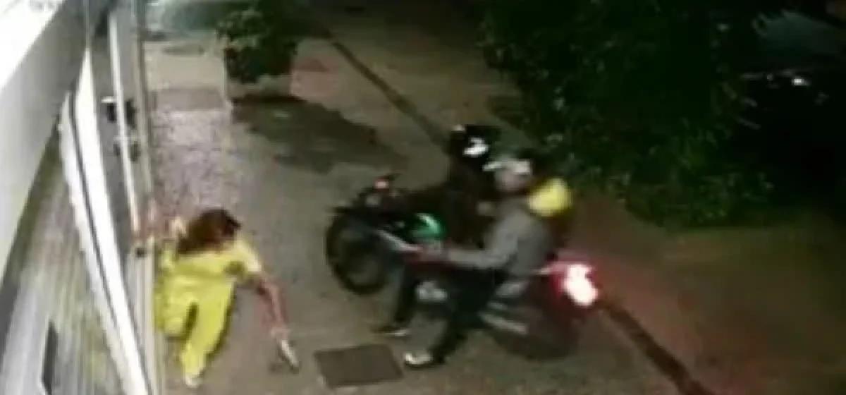 Video-mostra-mulher-sendo-puxada-pelos-cabelos-durante-assalto-no-Rio-1-600x400-1