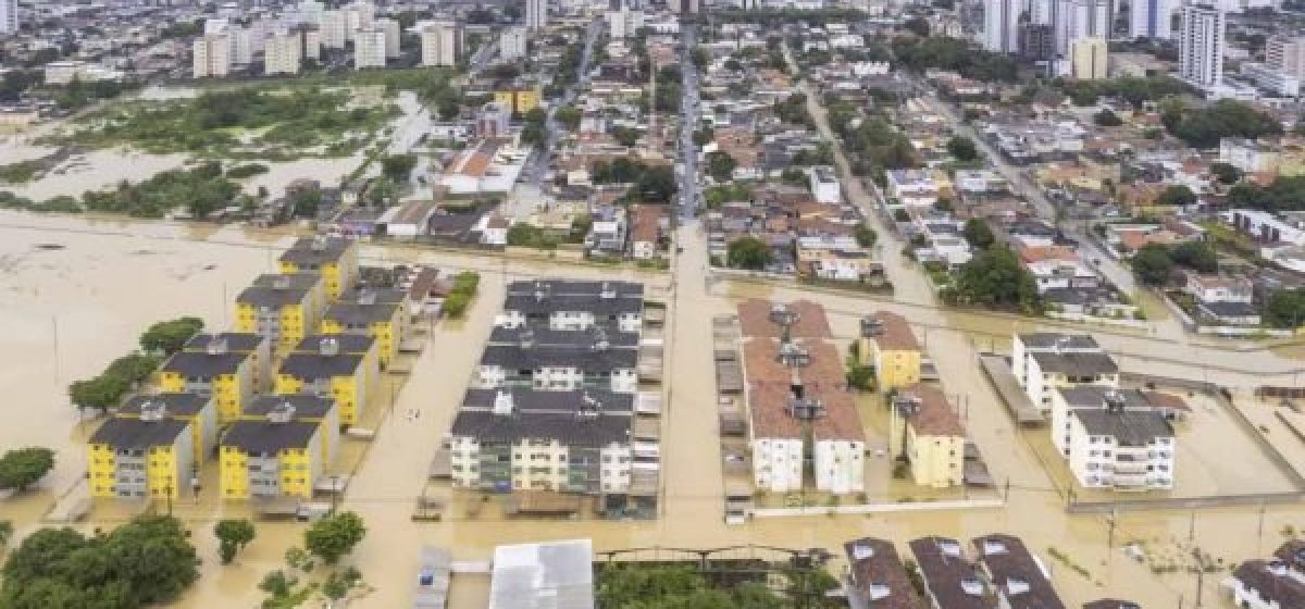 Vista-aérea-da-região-de-Olinda-no-Recife-após-enchentes-e-deslizamentos-de-terra-causados-__por-fortes-chuvas-em-Pernambuco-Brasil-1-600x400-1