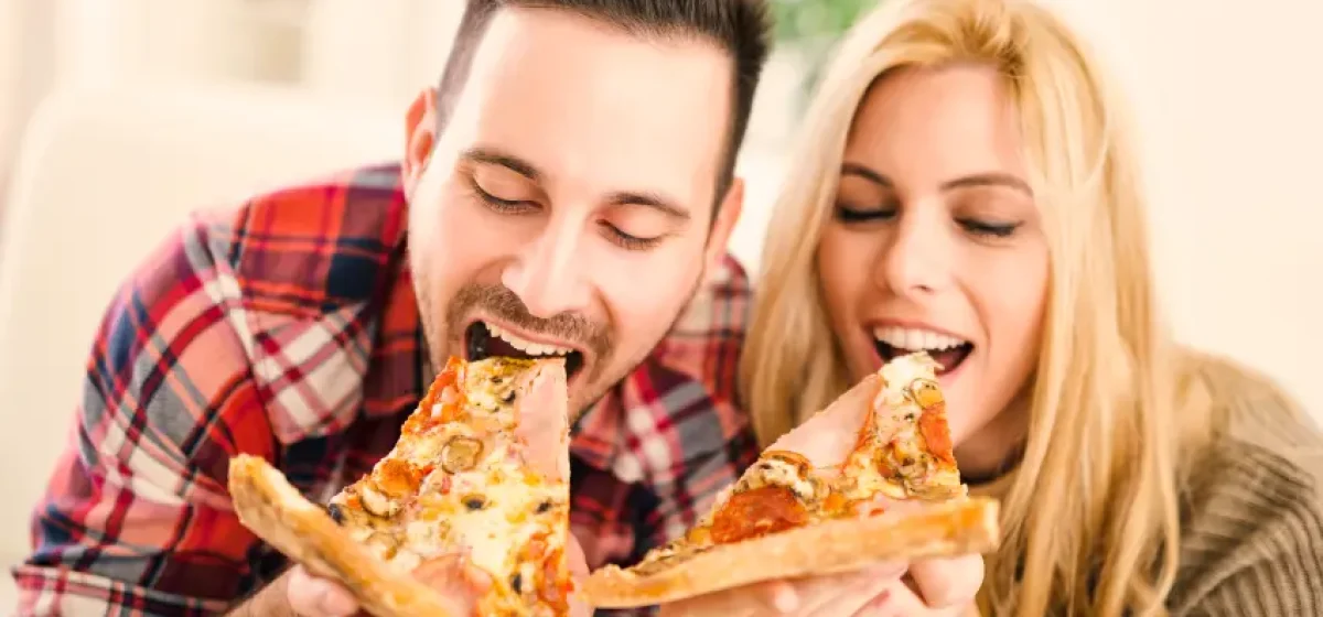 casal-comendo-pizza-20151217-001