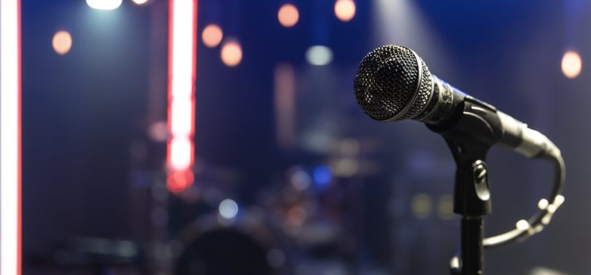 close-up-microphone-concert-stage-with-beautiful-lighting_widelg