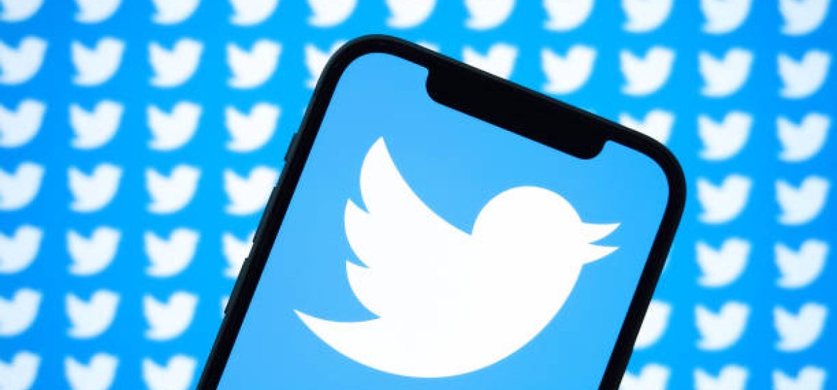 CHINA - 2022/04/26: In this photo illustration, the Twitter logo is displayed on a smartphone screen. (Photo Illustration by Sheldon Cooper/SOPA Images/LightRocket via Getty Images)