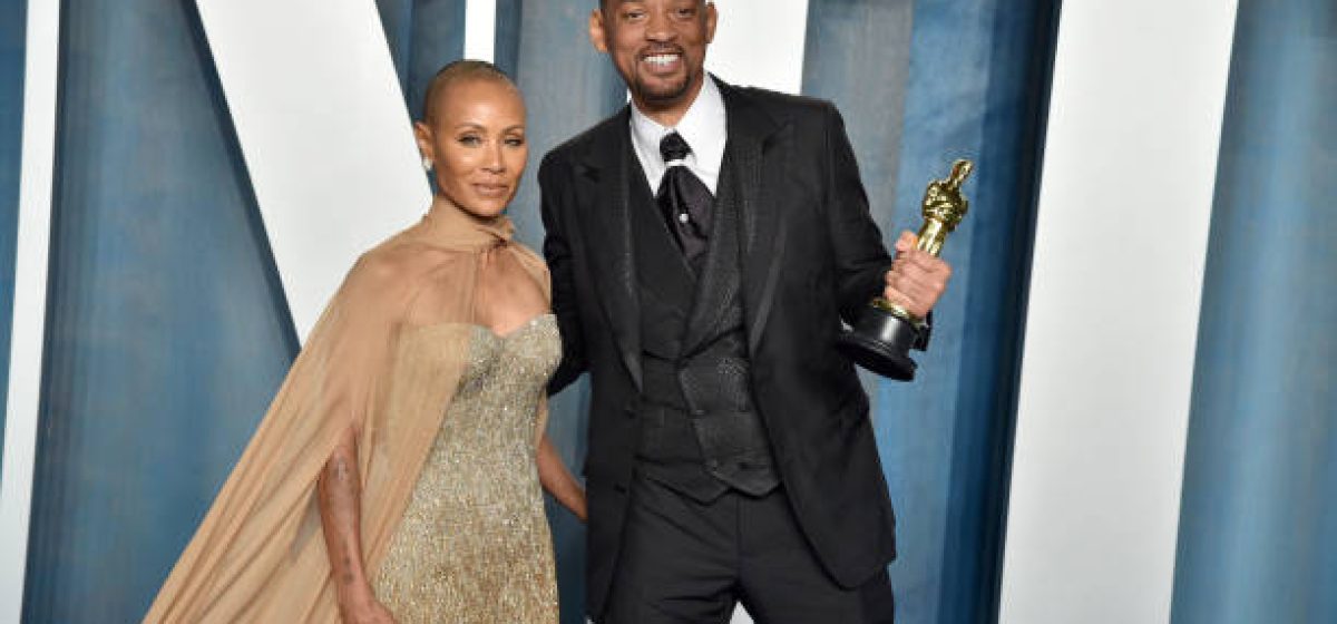 BEVERLY HILLS, CALIFORNIA - MARCH 27: Will Smith (R) and Jada Pinkett Smith attend the 2022 Vanity Fair Oscar Party hosted by Radhika Jones at Wallis Annenberg Center for the Performing Arts on March 27, 2022 in Beverly Hills, California. (Photo by Lionel Hahn/Getty Images)