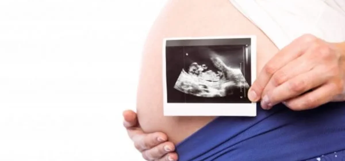 mulher-gravida-que-mostra-exames-de-ultra-som_13339-130526-600x400-1