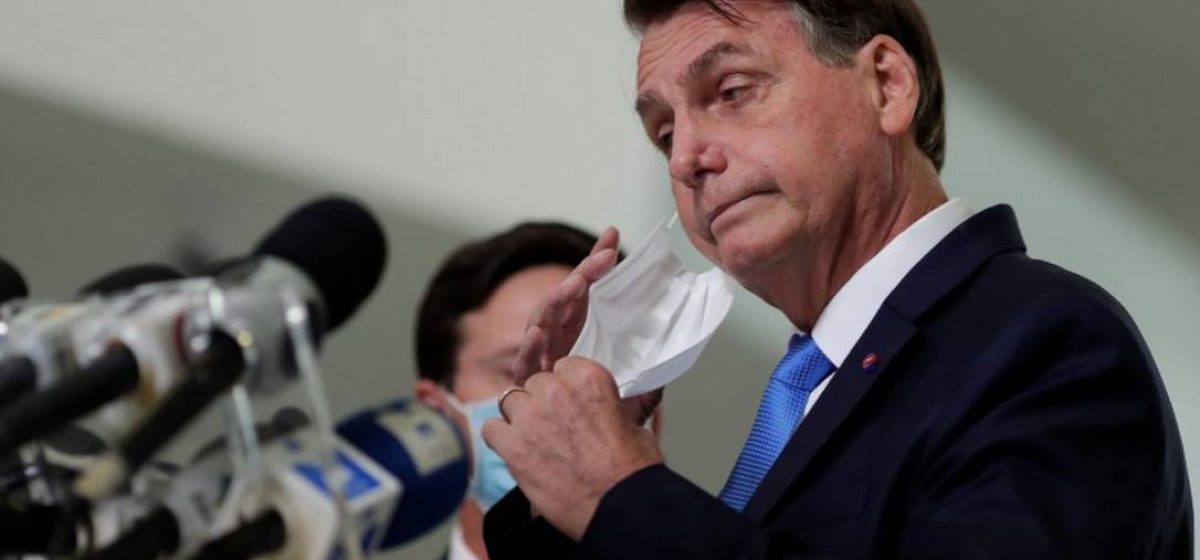 x92267374_Brazils-President-Jair-Bolsonaro-takes-off-his-mask-before-he-speaks-to-the-media-abou.jpg.pagespeed.ic_.lb98Q4lQgA